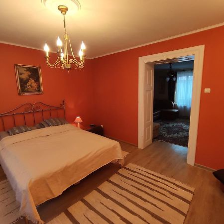 Dom Pod Zegarem Apartment Пшемишъл Екстериор снимка