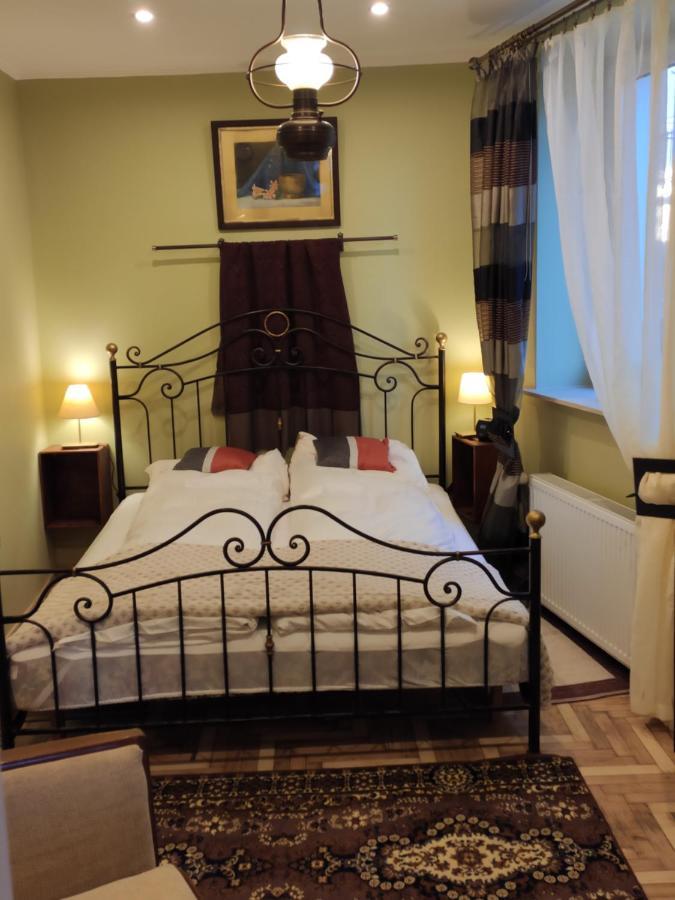 Dom Pod Zegarem Apartment Пшемишъл Екстериор снимка