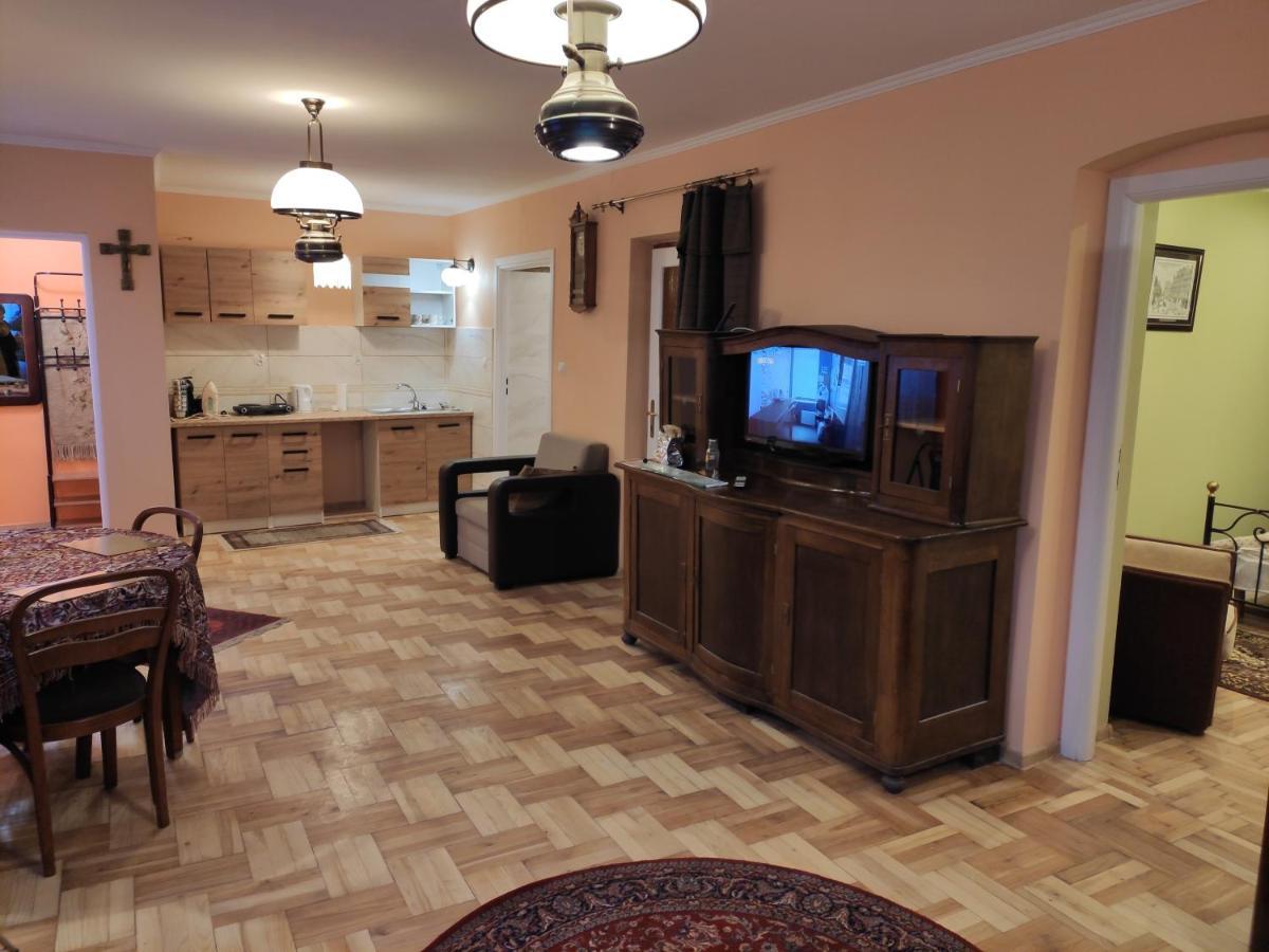 Dom Pod Zegarem Apartment Пшемишъл Екстериор снимка